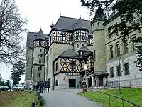 Steinfundament mit Fachwerk und Treppentürmen