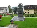 Das Denkmal auf dem örtlichen Friedhof