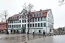 Ansicht der Fassade zur Goethe-Alle und der Schmalseite zum Leinekanal (Aufnahme  2018)
