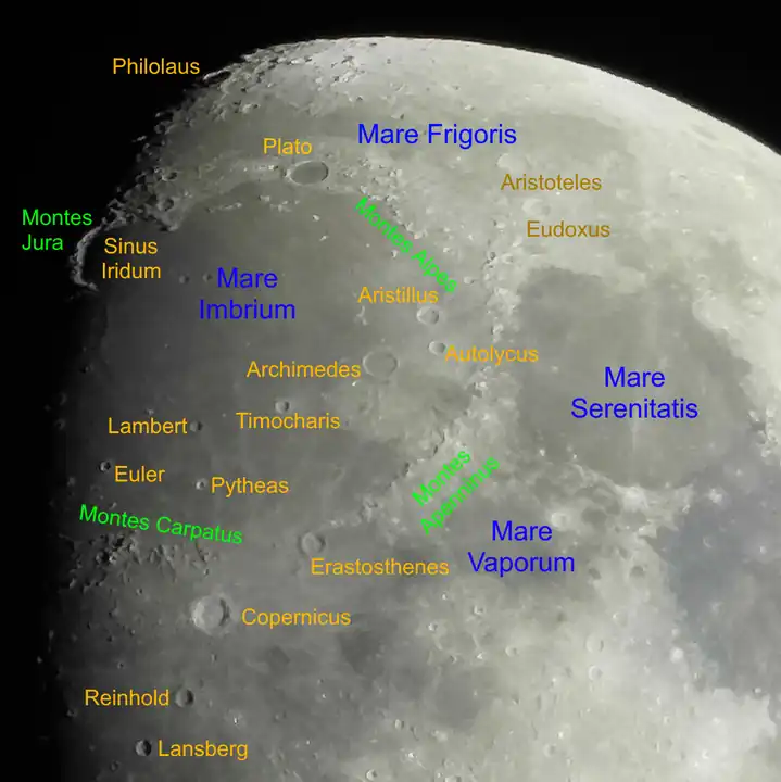 Mit beschrifteten Mondstrukturen in der sichtbaren Umgebung:Das Mare Imbrium mit dem Sinus Iridum ist von vier Gebirgen umrandet (grün, im Uhrzeigersinn von links oben): Montes Jura, Montes Alpes, Montes Apenninus, Montes CarpatusDie weiteren Krater (orangefarben) von oben nach unten: Philolaus, Aristoteles, Plato, Eudoxus, Aristillus, Autolycus, Archimedes, Timocharis, Lambert, Euler, Pytheas, Eratosthenes, Copernicus, Reinhold, LansbergDie drei großen zum Mare Imbrium benachbarten Meere (blau): Mare Frigoris, Mare Serenitatis, Mare Vaporum