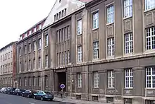 Ein graues Gebäude in einer Straße.