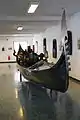 Eine venezianische Gondel, ausgestellt von Peggy Guggenheim 1979