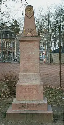Der Napoleonstein in Mainz Gonsenhzeim wird in voller Größe frontal gezeigt.