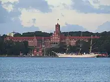 Die Marineschule Mürwik mit der Gorch Fock II an der Pier