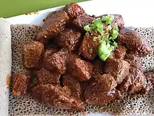 Gored Gored auf Injera in einem Restaurant in Atlanta, USA im Juli 2019