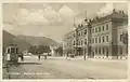 Straßenbahn am Bahnhof Gorizia Monte Santo, vormals Görz Staatsbahnhof. Zwischen dem Straßenbahntriebwagen und dem Gebäude verläuft heute die Staatsgrenze zwischen Italien und Slowenien