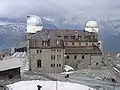 Berghotel mit den Kuppeln der Observatorien