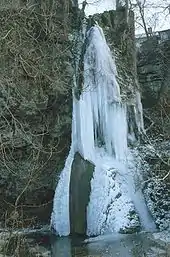 Eisgebilde am Gos-Wasserfall