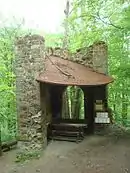Die als Rastplatz genutzte künstliche Ruine