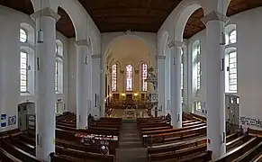 Blick von der Empore zum Altarraum