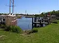 Fischereihafen, links fließt die Trave (Fließrichtung v. l. n. r.)