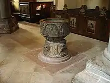 Taufbecken von Majestatis in der Kirche von Stenkyrka