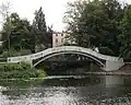 Im Hintergrund die ebene, barrierefreie Brücke