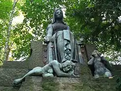 Schwermütige Frauen auf dem Grabmonument im Laehr'schen Privatfriedhof im Schönower Park