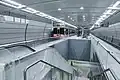 Präsentationsfahrt eines LIRR-Zuges auf einer der oberen Bahnsteigebenen im Oktober 2021