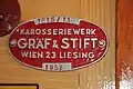 Fabriksschild in einem Straßenbahnwagen
