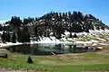 Der felsige Mittelberg im Hintergrund des Gräppelensees