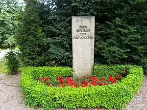 Gedenkstele für 91 Opfer auf dem Kirchenfriedhof der St.-Nicolai-Kirche in Grömitz