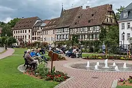 Grünanlage und Häuser am Quay Anselmann mit Maison Vogelsberg, Schaaf, Wagenführer u. a.