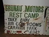 Ausgedientes Hinweisschild desGrünau Motors Rest Camp (2012)