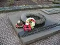 Gedenkplatte, Aufschrift: „Ich habe dich bei deinem Namen gerufen. Du bist mein. Jes 43.1 – Auf diesem Friedhof ruhen 44061 deutsche Soldaten des Krieges 1914/18“; 2006