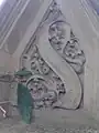 Kapitell vom Grabstein Benz, mit der Noten- und Textzeile aus dem "Salve Regina" - "o clemens, o pia, O dulcis Virgo Maria"  Sie soll dem Lied im Speyerer Dom hinzugefügt worden sein u. Benz nahm sie als Grundmotiv einer seiner bekannten Mess-Kompositionen.