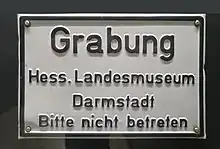 Grabungsschild aus der Grube Messel