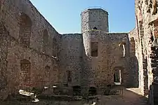 Palas innen mit Bergfried