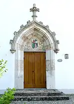 Ehemaliges Hauptportal der Graf-Arco-Kirche als Seiteneingang (unbenutzt)