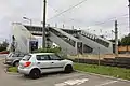 Blick auf die neu errichtete Fußgängerüberführung vom Parkplatz aus