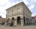 Ehemalige Markthalle und Gefallenendenkmal