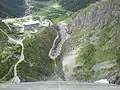 Der Blick von der Staumauer hinunter auf den Parkplatz