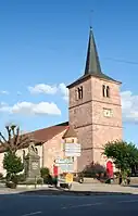 Granges-sur-Vologne, Dép. Vosges: Kirchturm aus dem 17. Jh. mit „romanischen“ Biforien