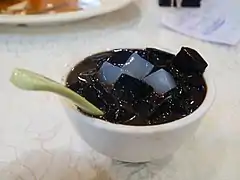 Grasgelee mit Zuckersirup ⁠a