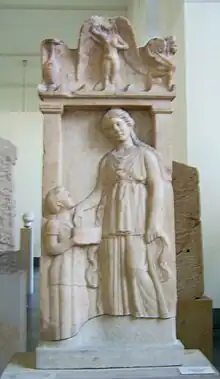 Grabrelief der Silenis mit der Darstellung einer Hydria-Loutrophoros; Mitte des 4. Jahrhunderts v. Chr.; Antikensammlung Berlin (Berlin SK 1492 (K40))