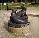 Seelöwenbrunnen aus dem Jahre 1966; bei der Adresse Josef-Pongratz-Platz 1 in Graz