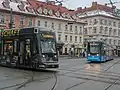 Zwei Variobahnen als angemietete Werbeflächen am Jakominiplatz.