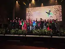 Gruppenfoto mit Preisträgerinnen und Jury bei der Verleihung des Grazer Frauenpreises 2023 auf der Kasematten-Bühne