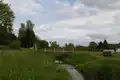Die Lüder mit Fußgängerbrücke in Bannerod (flussabwärts betrachtet)