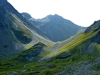 Gredigs Fürggli (rechts) mit Wanderweg von Arosa zum Parpaner Rothorn