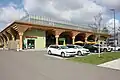 Parkplatz mit SO-Fassade