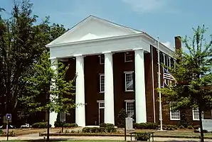 Greene County Courthouse in Greensboro (2004). Das Courthouse entstand 1849 im Stile des Greek Revival („Griechisches Wiederaufleben“). Im Jahr 1938 wurden zwei Flügel ergänzt und später ein drittes Stockwerk für die örtliche Freimaurerorganisation. Im September 1980  wurde das Greene County Courthouse in das NRHP eingetragen.