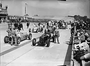 Startaufstellung zum französischen Grand Prix 1932, auf Startplatz „6“ der Tipo B, daneben ein Auto Union Typ A