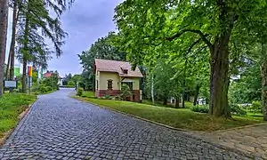 Hausmannshaus am Parkeingang, rechts die Stallungen