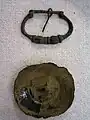 Gürtelschnalle und Schildbuckel aus Bronze