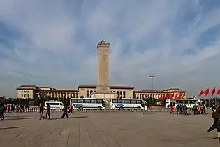 Die Große Halle des Volkes, im Vordergrund das Denkmal für die Helden des Volkes