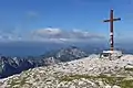 Gipfelkreuz am Großen Tragl. Im Hintergrund der Lawinenstein und der Dachstein