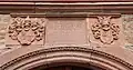 Wappen und Inschrift der Bauherren
