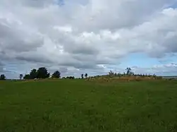 Gräber 2 (im Hintergrund links) und 3 (Vordergrund rechts), Ansicht Südostseite