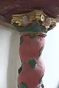 Säule mit Weinlaub